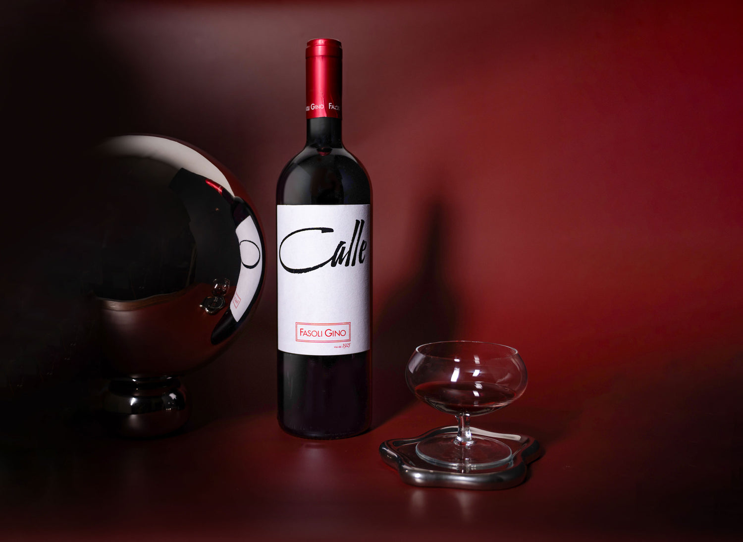Fasoli Gino Calle wine bottle by InVinus – organic Italian white wine in a styled setting