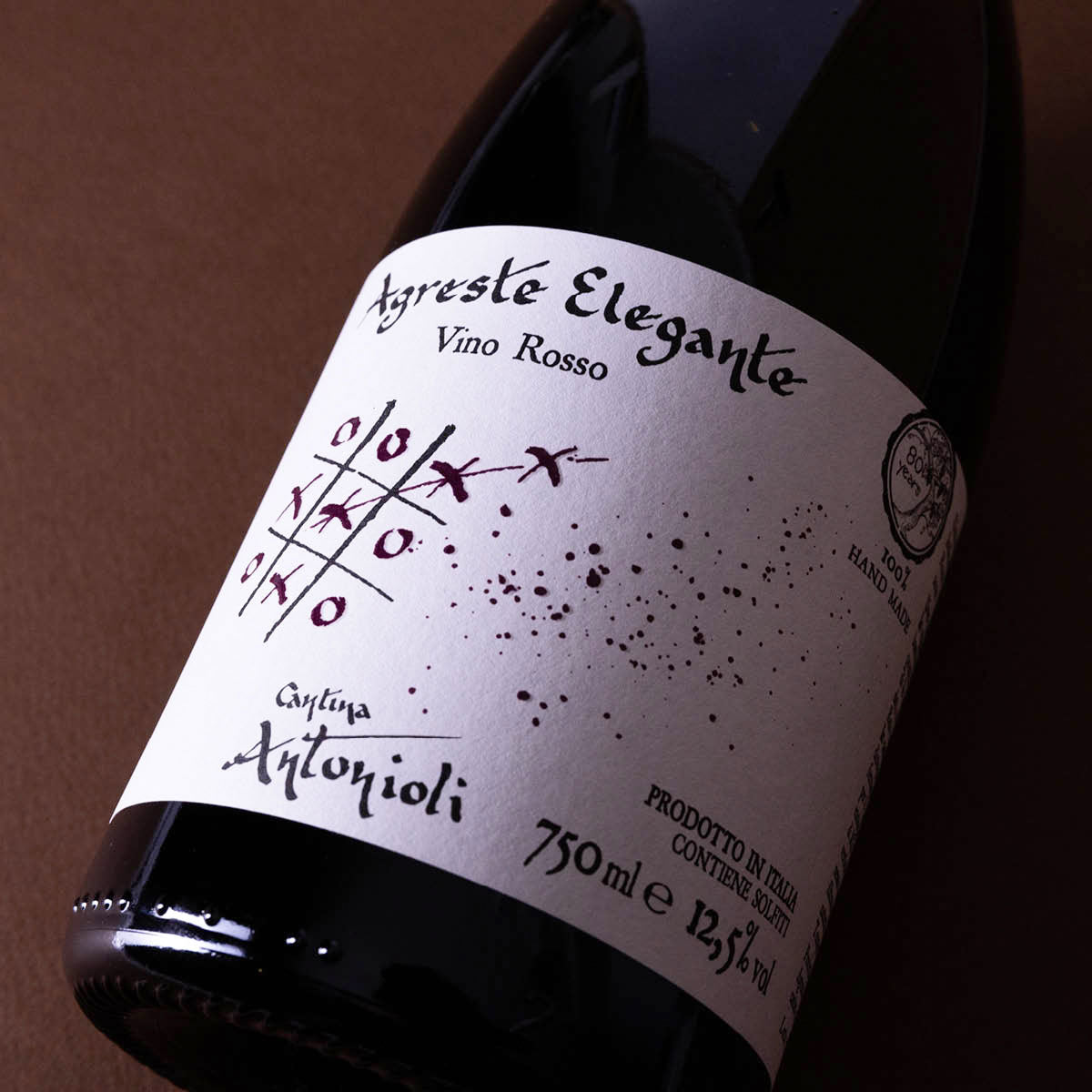 Close-up of Cantina Antonioli Agreste Elegante label, a natural red wine from Valtellina made with Chiavennasca (Nebbiolo), reflecting the elegance of alpine winemaking