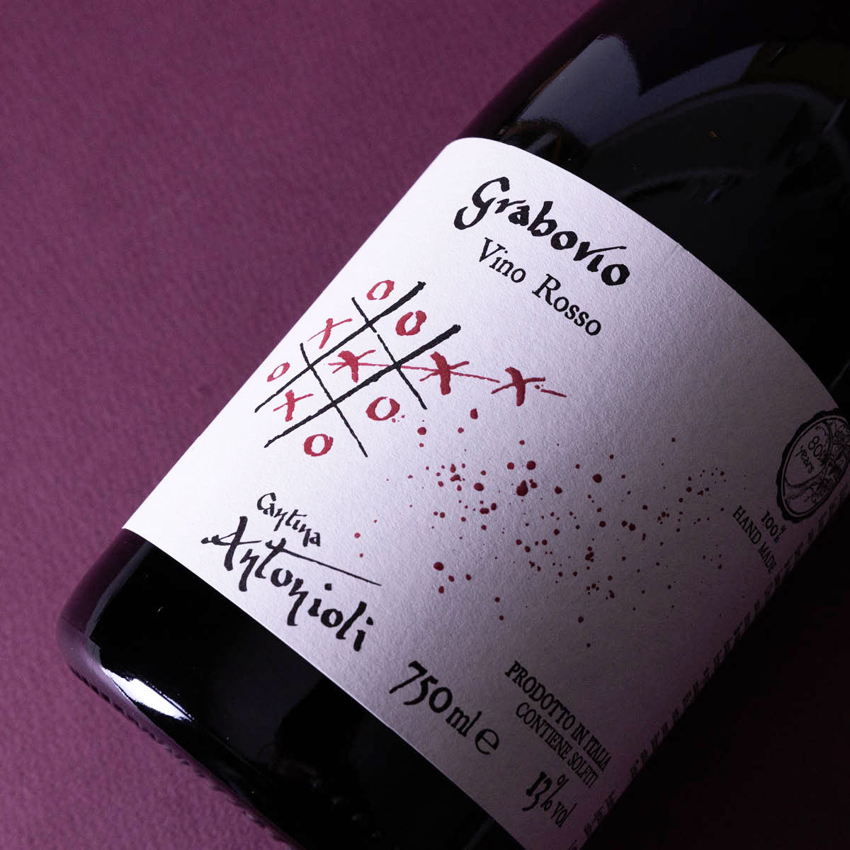 Close-up of Cantina Antonioli Grabovio label, a natural red wine from Valtellina made with Chiavennasca, reflecting the region’s alpine terroir and artisanal spirit
