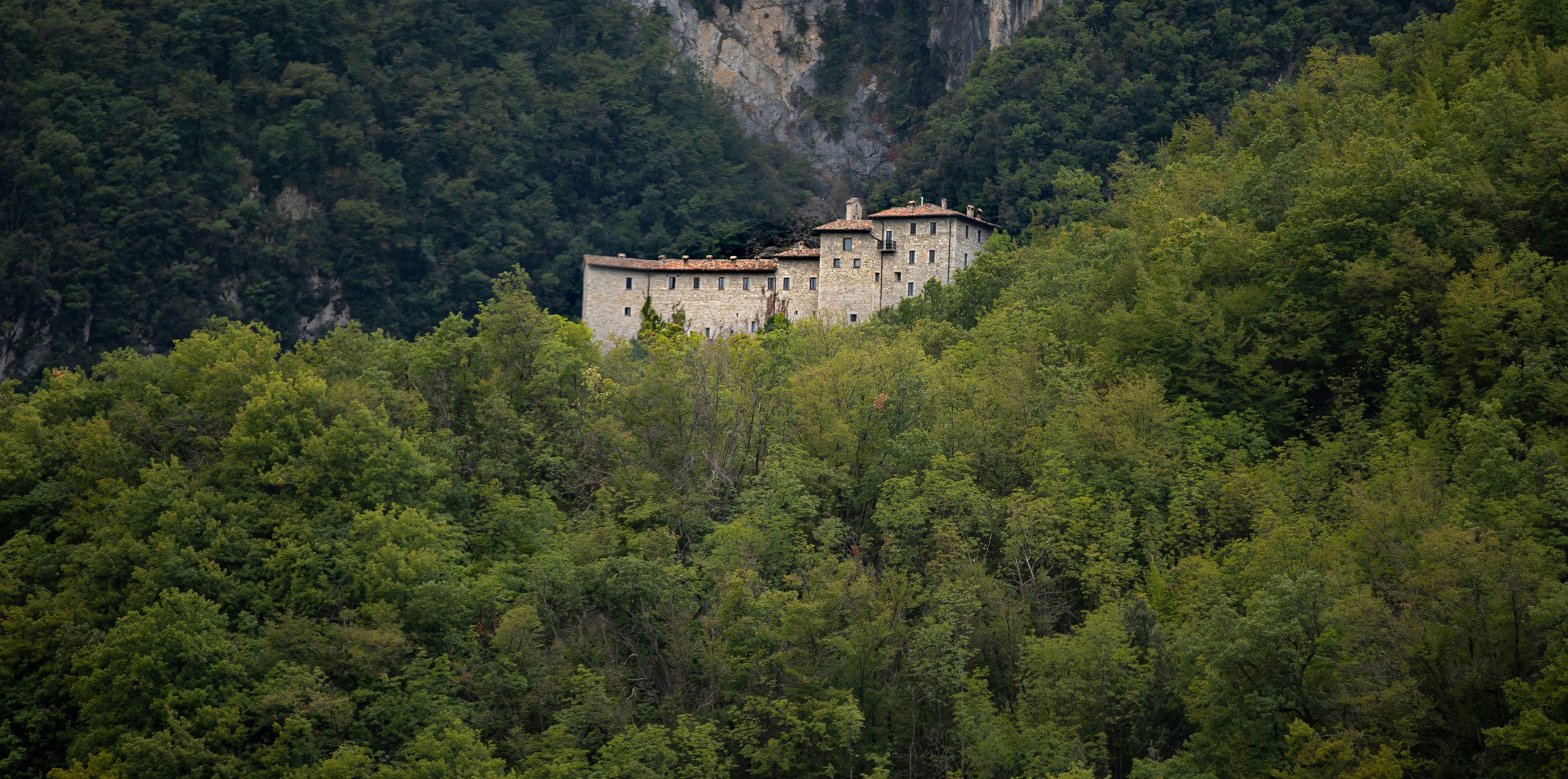 Cantina Antonioli Vineyard Hills – Rolling Umbrian Landscape with Clay-Limestone Soils and Mediterranean Climate for Balanced, Aromatic Natural Wines at InVinus