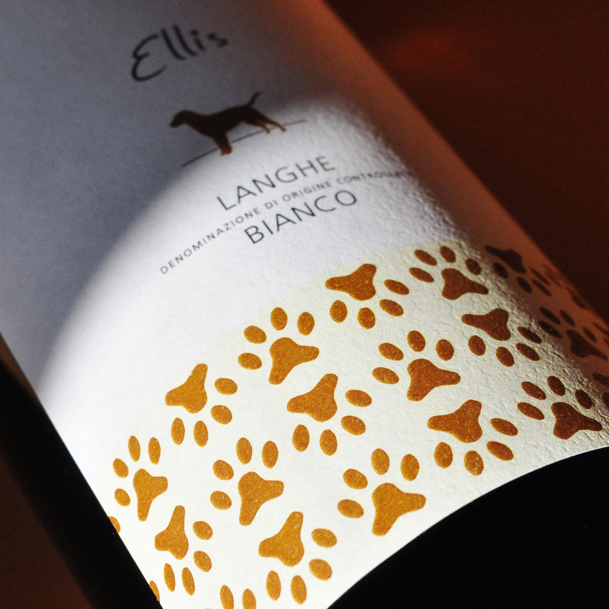 Close-up of Gabriele Scaglione Ellis Langhe Bianco label — a sustainable white wine from Piedmont, crafted with precision and aromatic elegance