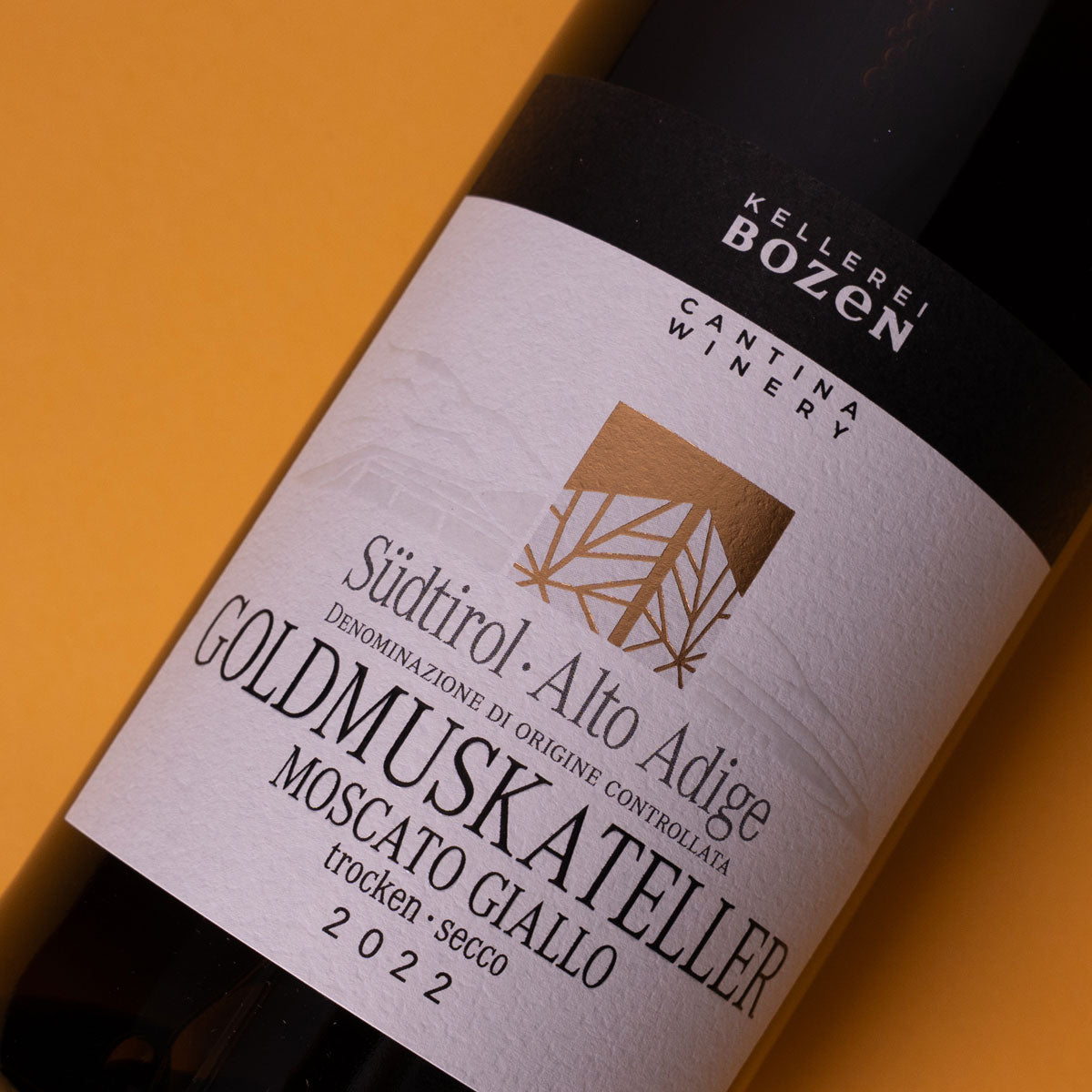 Close-up of Kellerei Bozen Goldmuskateller label — a sustainable and aromatic white wine from Alto Adige, made with the native Golden Muscat grape