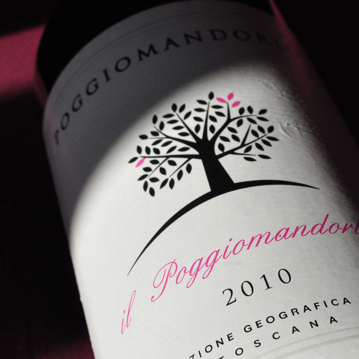 Close-up of Poggio Mandorlo Il Guardiano label — a sustainable Sangiovese-based red wine from Montecucco, Tuscany, expressing vibrant fruit and regional character