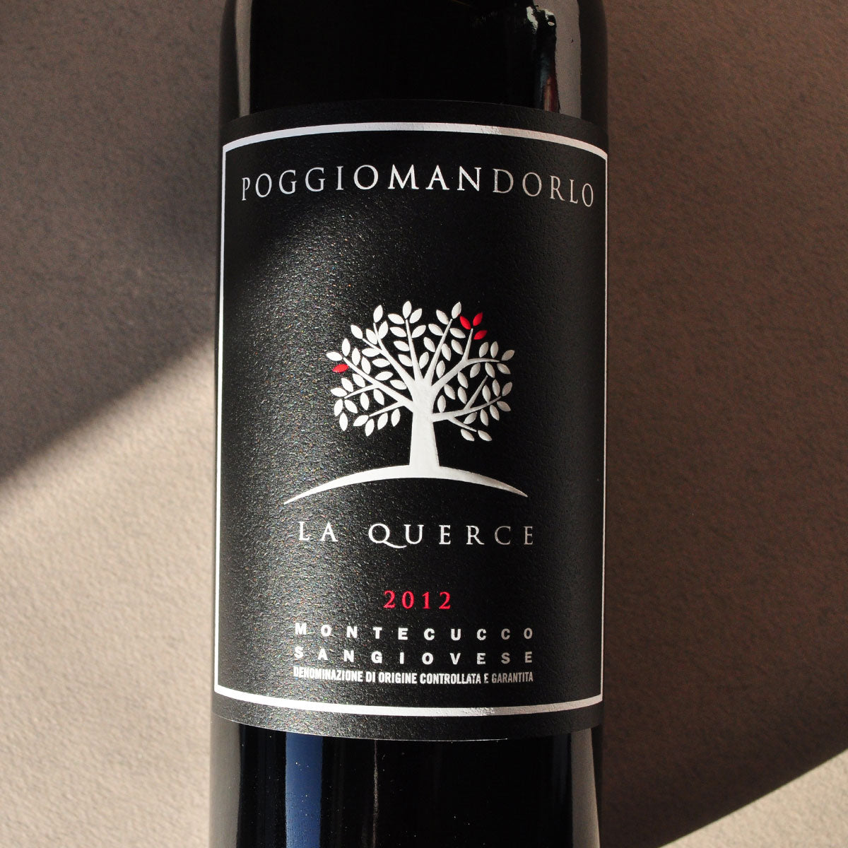 Detail of Poggio Mandorlo Il Guardiano bottle neck — highlighting the craftsmanship and premium packaging of this sustainable Tuscan red wine