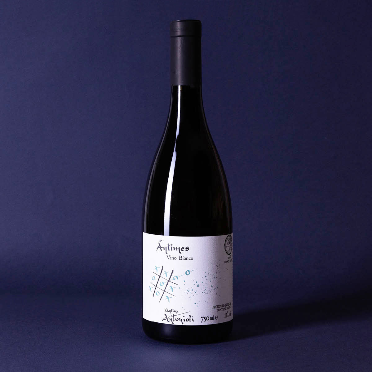 Cantina Antonioli’s Antìmes featured in a styled setting — a high-altitude natural white wine from Valtellina, crisp and pure with alpine character
