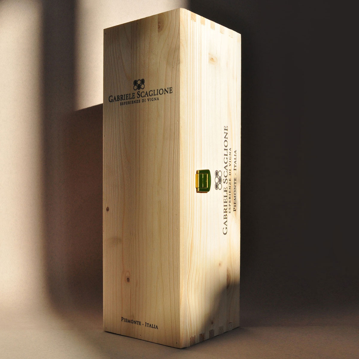 Closed Wooden gift box for Gabriele Scaglione’s Magnum red wine — showcasing premium Italian packaging for sustainably crafted Piedmont wines