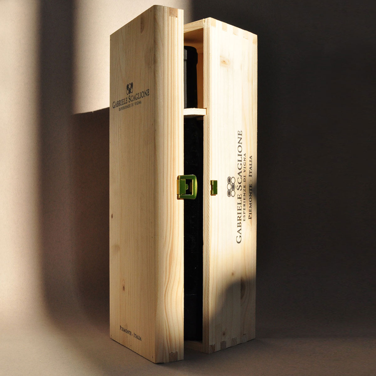 Wooden gift box for Gabriele Scaglione’s Magnum red wine — showcasing premium Italian packaging for sustainably crafted Piedmont wines