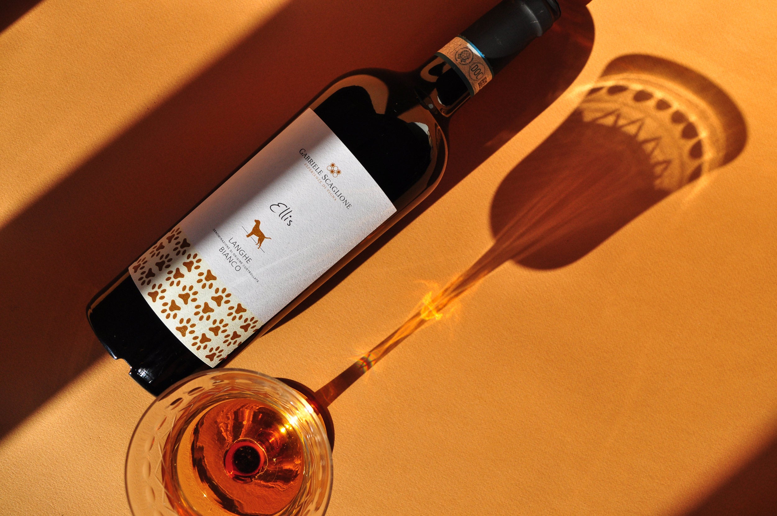 Styled image of Gabriele Scaglione Ellis wine bottle beside a glass — highlighting sustainable winemaking and the elegance of Piedmont’s artisanal red wines