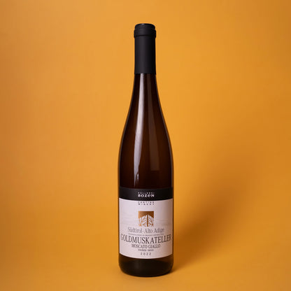 Styled image of Kellerei Bozen’s Goldmuskateller — a fragrant and expressive white wine from Alto Adige, perfect for aperitifs and lightly spiced cuisine
