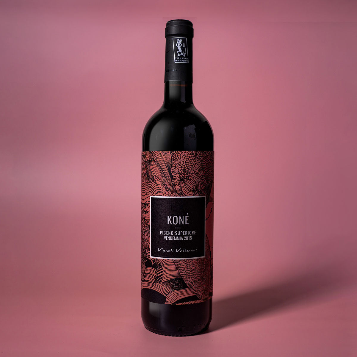 Styled image of Vigneti Vallorani’s Kóne — a bold yet elegant organic red wine from the Marche hills, ideal for rustic cuisine and meaningful gatherings