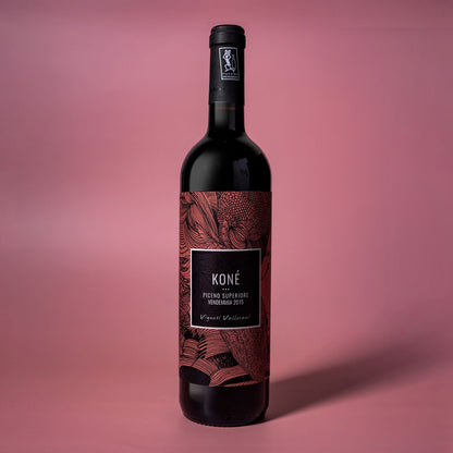 Styled image of Vigneti Vallorani’s Kóne — a bold yet elegant organic red wine from the Marche hills, ideal for rustic cuisine and meaningful gatherings